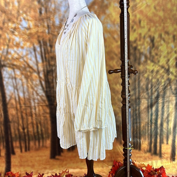 Full light and fun summer top, tiered out could be beach coverup too - Picture 4 of 6